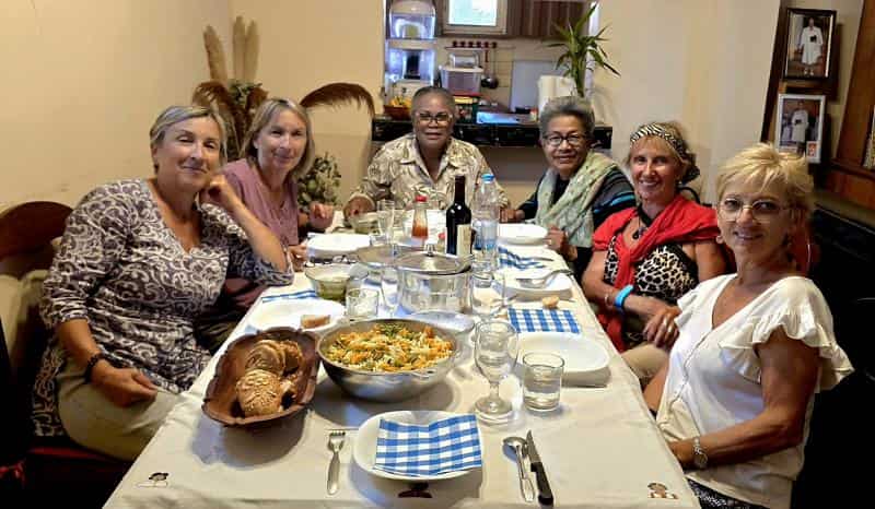 repas entre les membres de l'association et la famille d'accueil
