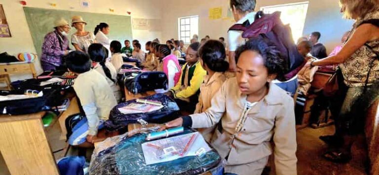 élèves recevant des fournitures scolaires