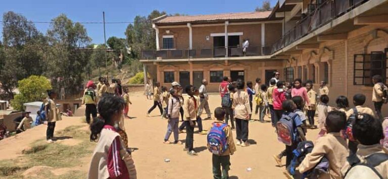 élèves dans la cour de l'école
