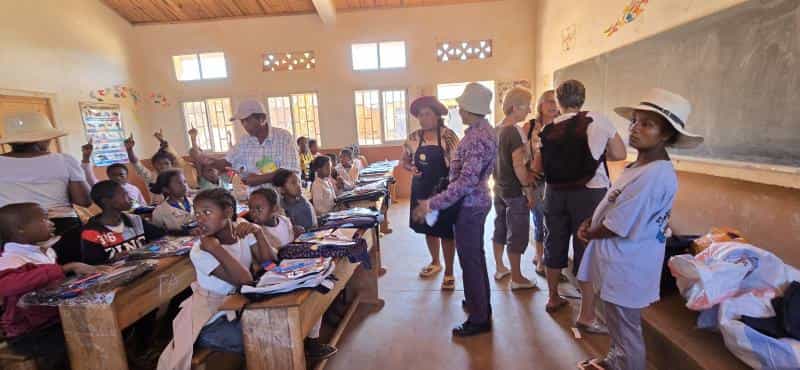 discussion entre les élèves de l'école et les membres de l'association