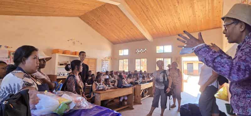 discussion entre les élèves de l'école et les membres de l'association