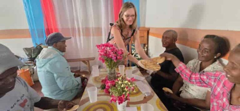 distribution de crêpes aux personnes âgées