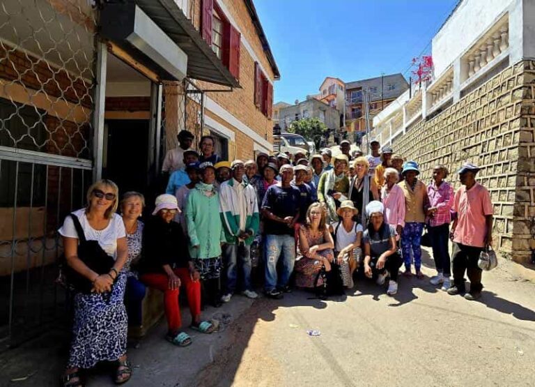 photo de groupe avec les personnes âgées et les membres de l'association