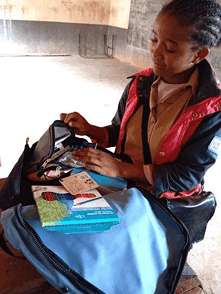 élève recevant des fournitures scolaires