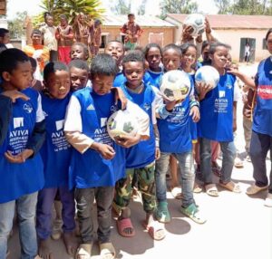 élève qui font du foot à alasora