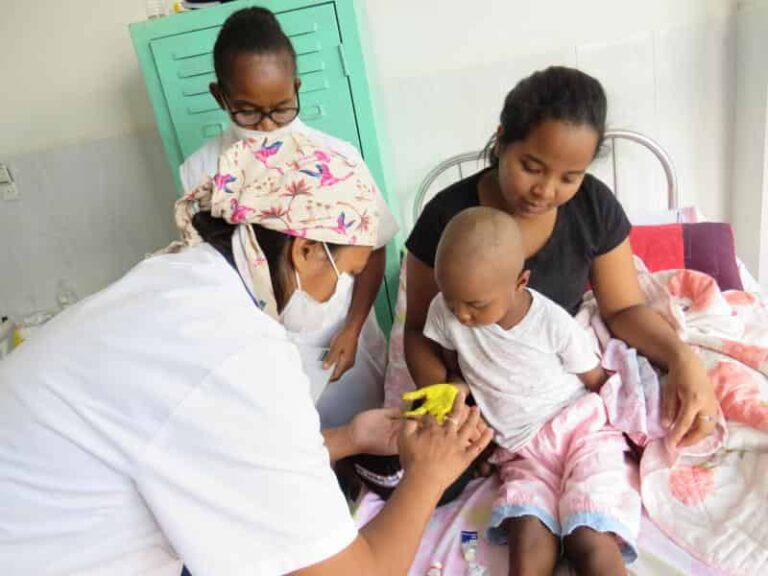 personnel de l'hôpital soigant un enfant malade