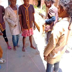 enfants jouant à des jeux dans la cour