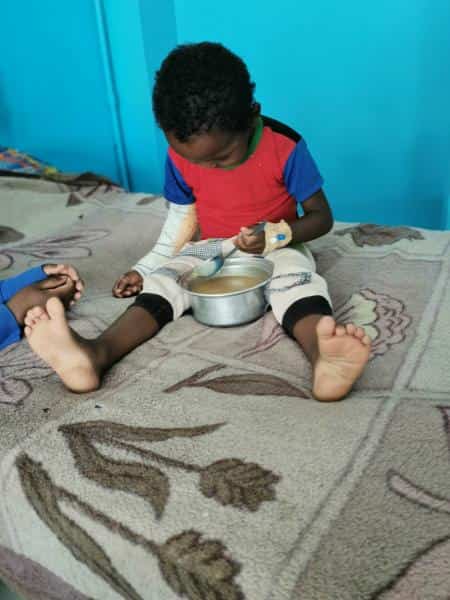 enfants blessé mangeant une soupe