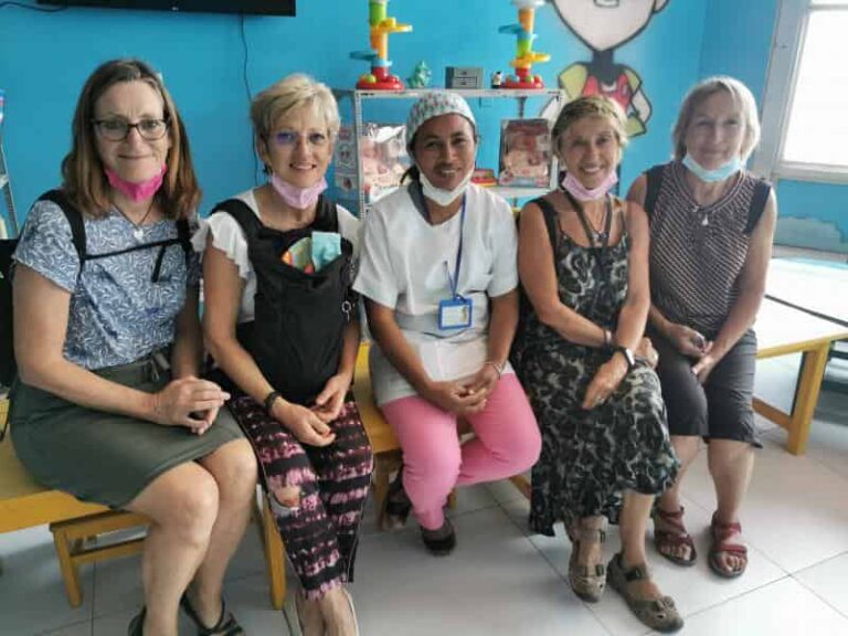 photo avec le personnel de l'hôpital et les membres de l'association