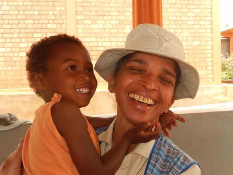 photo d'un enfant avec une maman