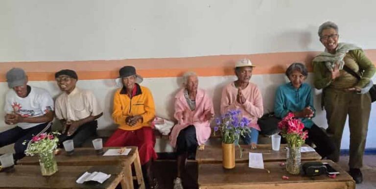 photos des groupe avec des personnes âgées