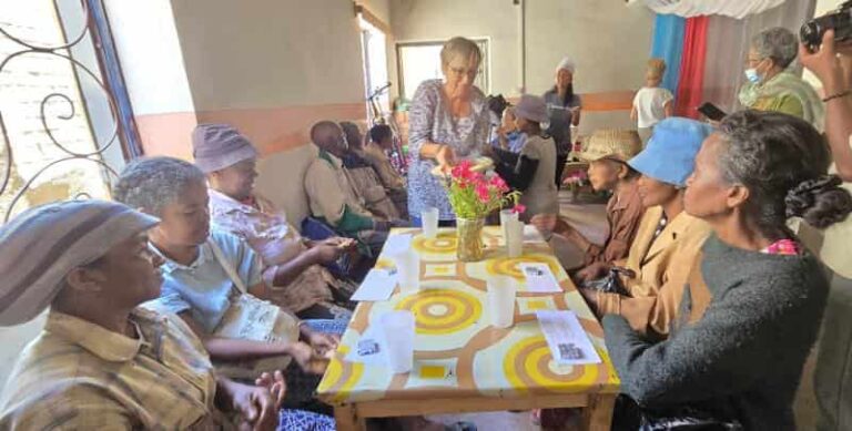 distribution de crêpes aux personnes âgées