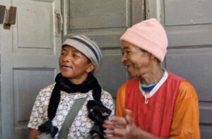deux personnes âgées qui rigolent