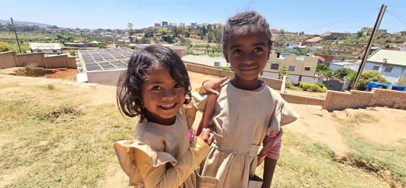 deux enfants d'une école de madagascar