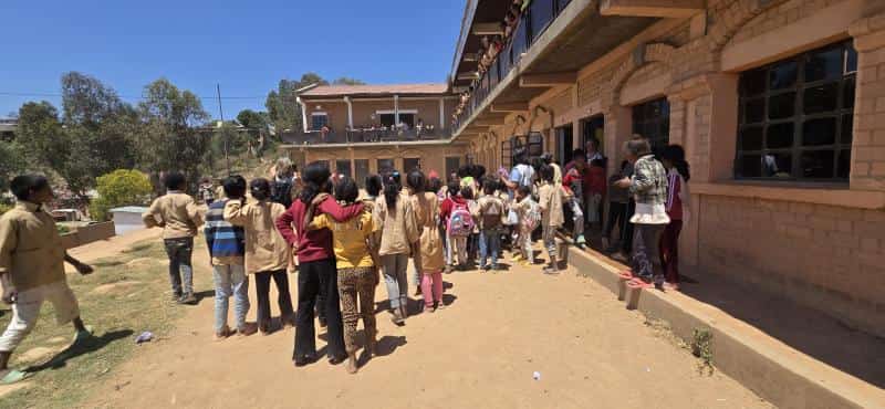 élèves entrant dans l'école de ambohimasina