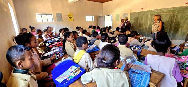 élèves recevant des fournitures scolaires