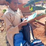 élève recevant des fournitures scolaires