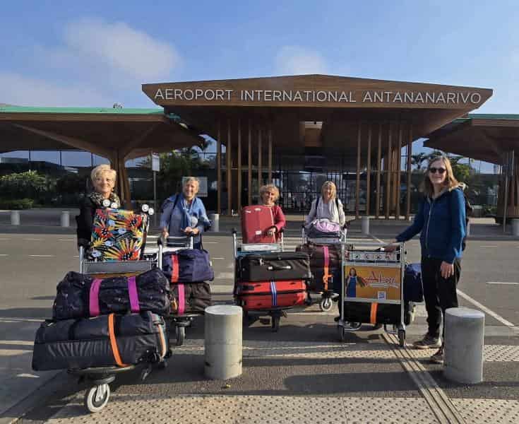 membres de l'association devant l'aéroport de tananarive